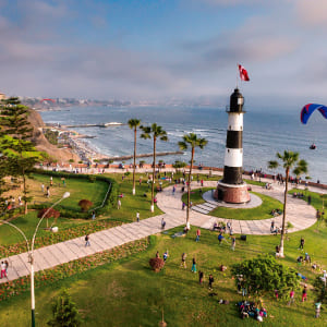 El faro de la Marina en Lima Miraflores al atardecer