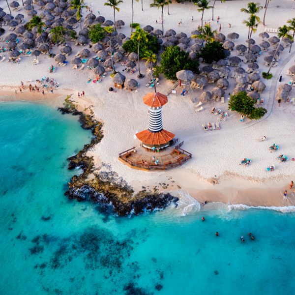 Un faro naranja en las playas de bayahibe