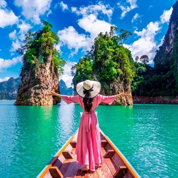 Una turista disfrutando de un paseo en bote en las aguas tuquezas de Tailandia