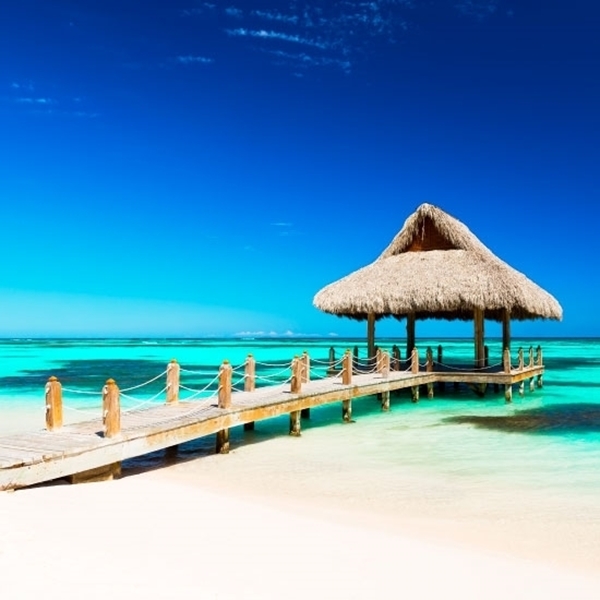 Un muelle en una playa de Punta Cana y aguas turquezas