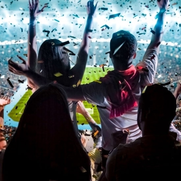 Dos hinchas en el estadio alentando