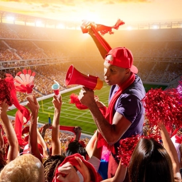 Un hincha peruano con megáfono en un estadio