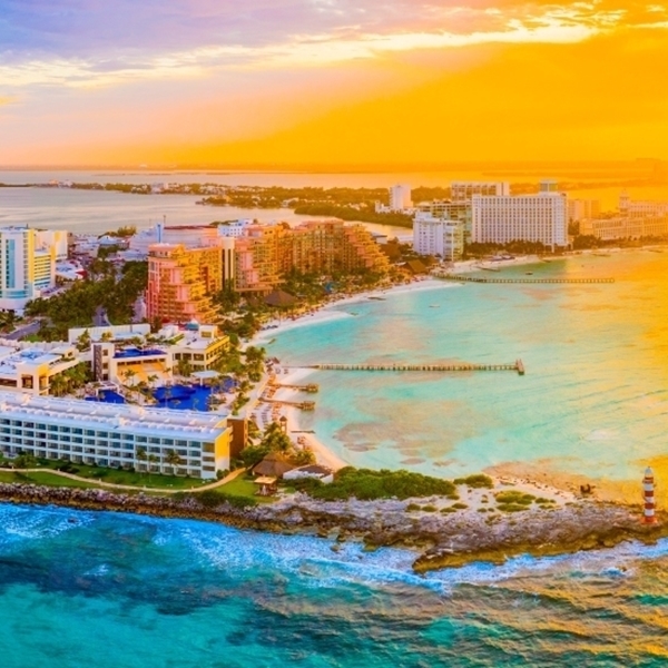 Una playa de Cancún al atardecer