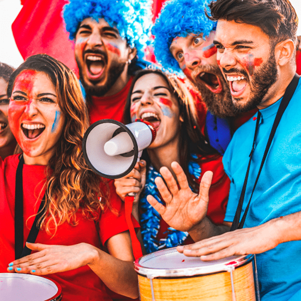 Hinchas alentando a su selección