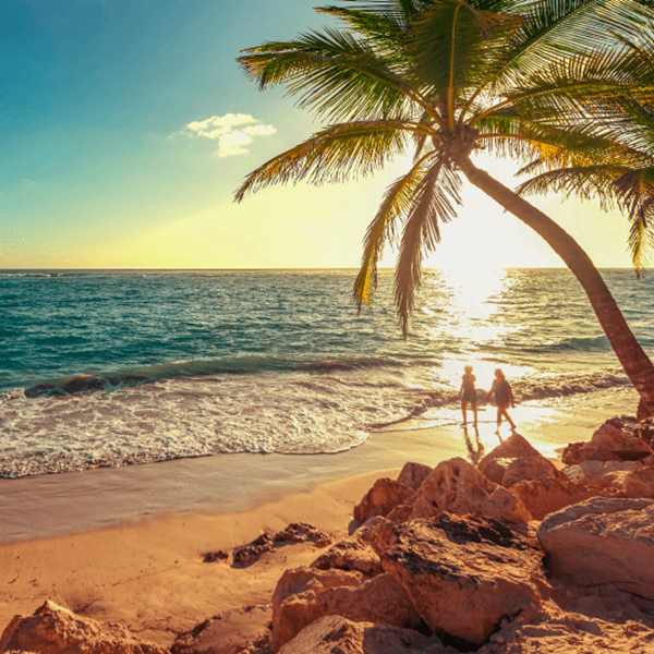 Una pareja a lo lejos en una playa de Punta Cana al Atarceder