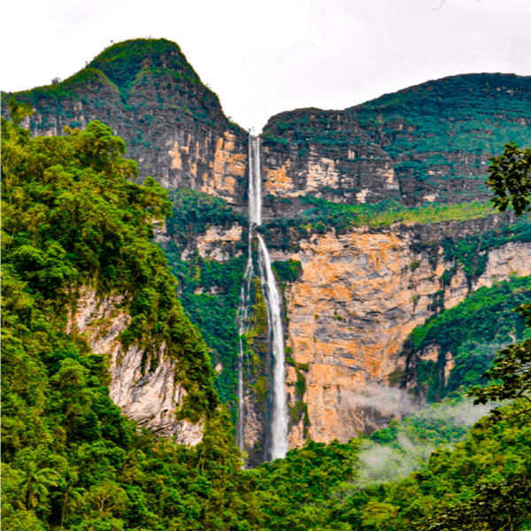 Una catarata  en la selva de Chachapoyas