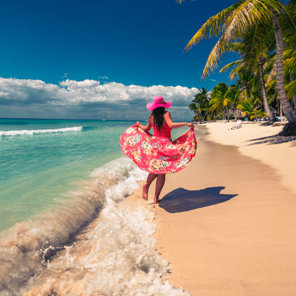 Una mujer con vestido rojo en la playa de Punta Cana