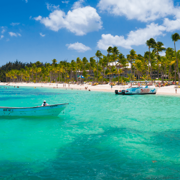 Botes en la orilla de una playa en Punta Cana