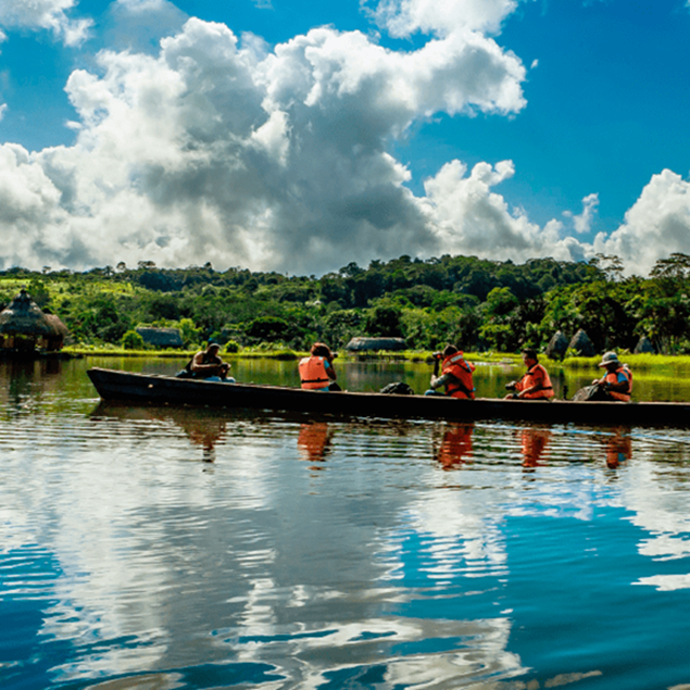 Una balsa en el río amazonas en Tarapoto