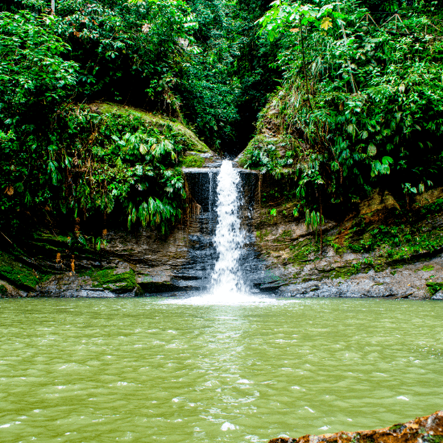 Una cascada en un río en Tarapoto