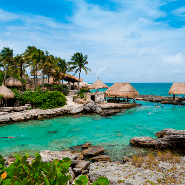 Una playa en la Riviera Maya con hotel