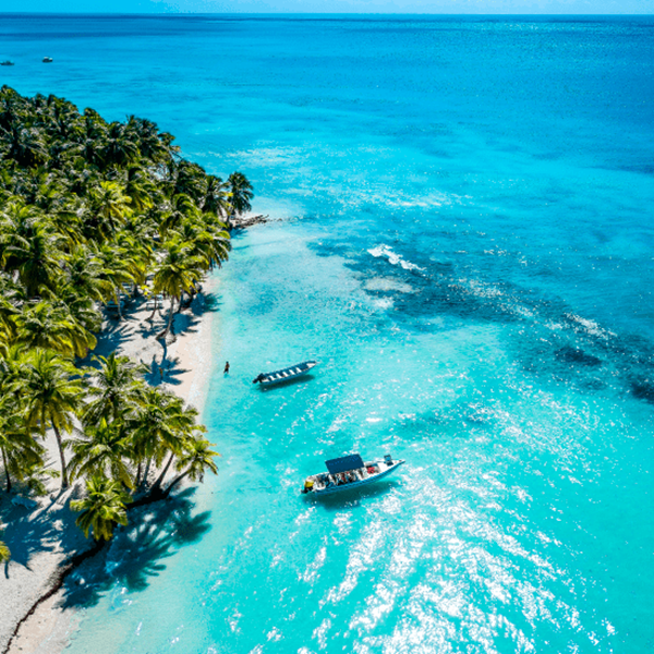 Una playa de Punta Cana con botes