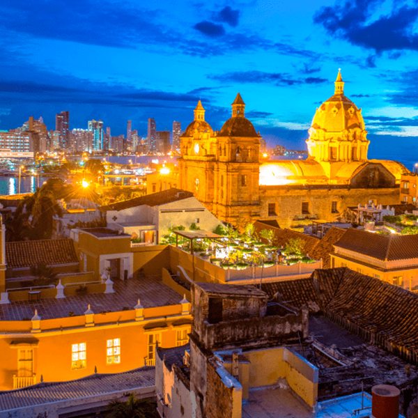 La ciudad de cartagena al anochecer