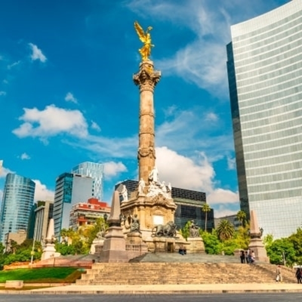 El obelisco en la plaza central de México