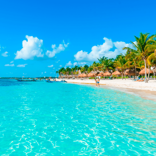 Una playa de cancún con agua turquesa