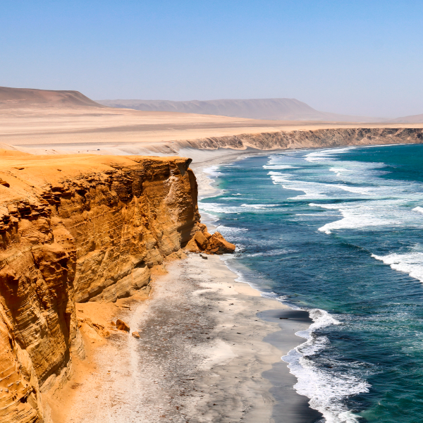 una vista de la playa de paracas