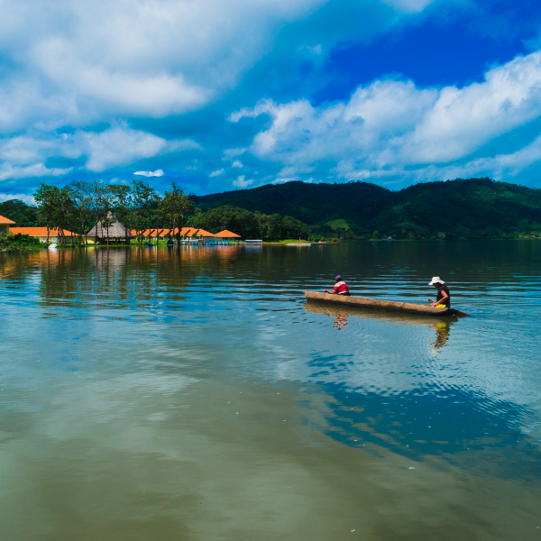 una balsa en el lago de la selva