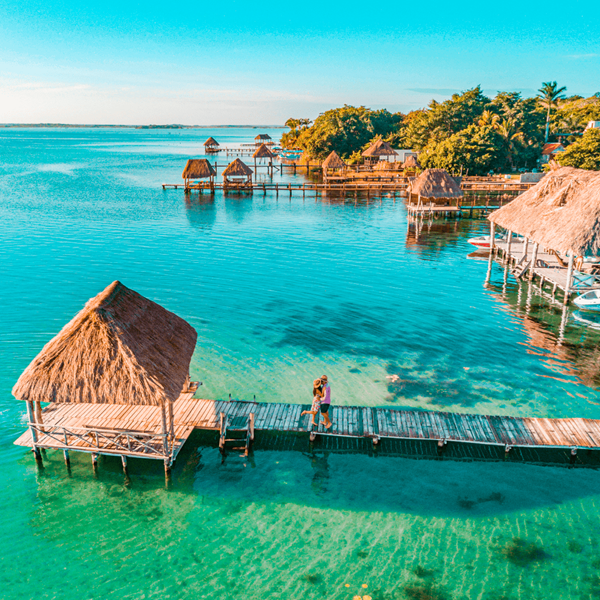 un muelklke en un aplaya de cancún