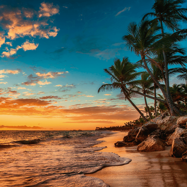 La playa de punta cana al atardecer