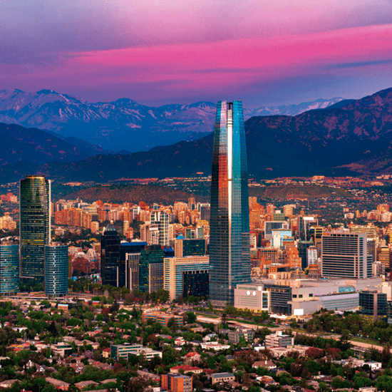 La ciudad de Santiago de Chiles y un edificio