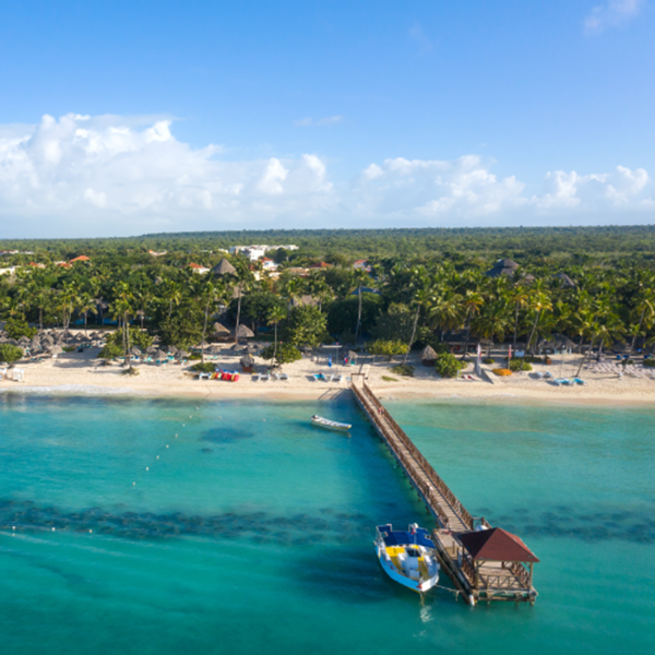 Un muelle en un aplaya de Bayahibe