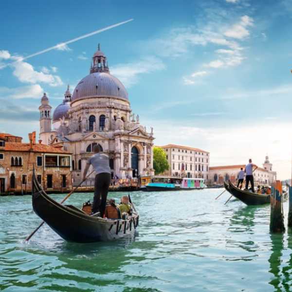 Una góndola en los canales de Venecia