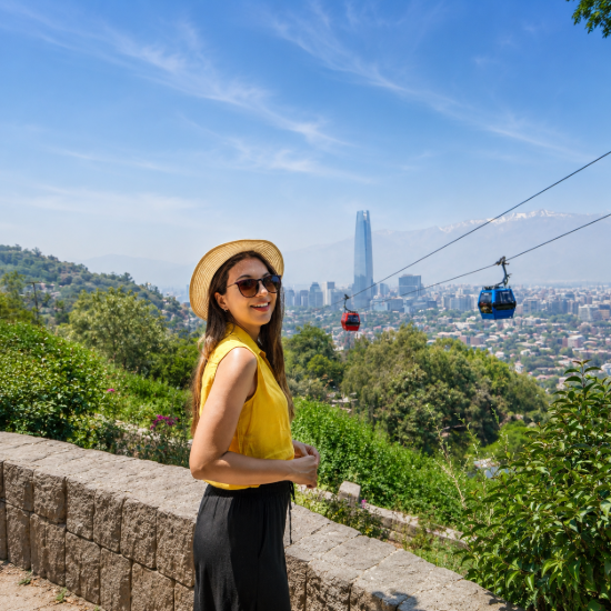 Mujer en Mirador en Santiago de Chile