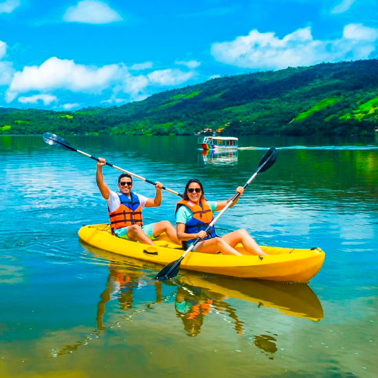 Pareja remando en lago en Tarapoto