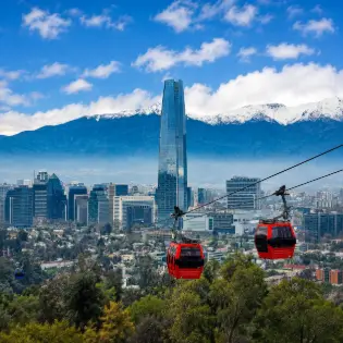 Mujer en Mirador en Santiago de Chile