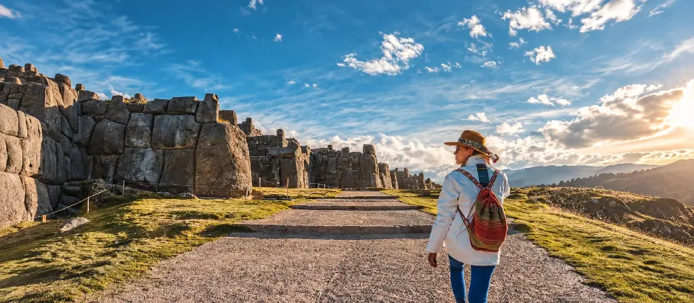 Turista en Sacsaywaman