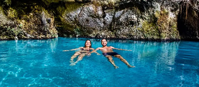 Pareja disfrutando en Hoyo Azul